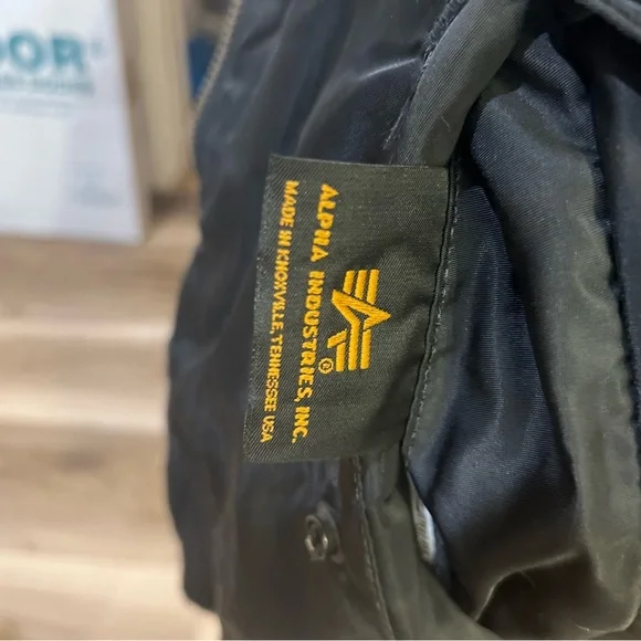 Rare "Titanic" movie bomber jacket. Makes a nice warm winter season coat. - Picture 9 of 11